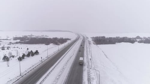 Luftaufnahme der Winterautobahn 01