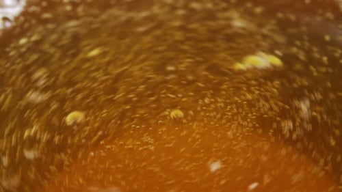 Bier im Glas, Die Blasen aus Gas und Schaum