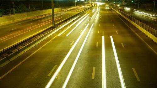 Helle Straße bei Nacht