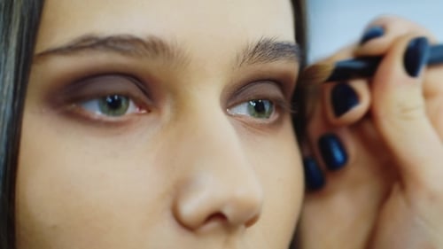 D'une jeune femme : Où se maquiller