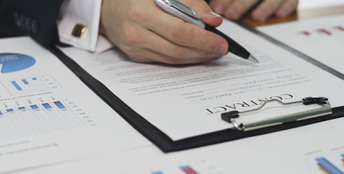L'homme d'affaires lit attentivement et signe le contrat