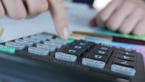 Geschäftsmann berechnet Gewinn im Büro