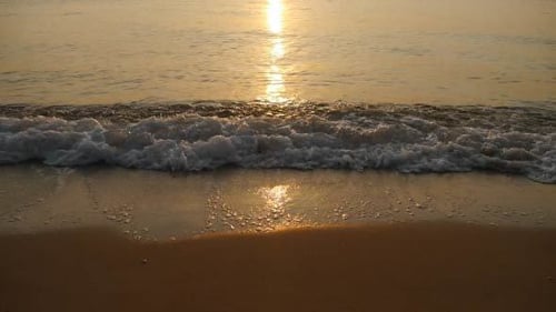 Meereswellen plätschernder Sandstrand