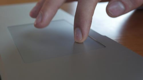 Geschäftsmann nutzt Touchpad