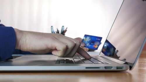 Online-Zahlung für Geschäftsmann