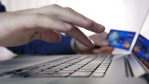 Hombre de negocios compras y pago en línea