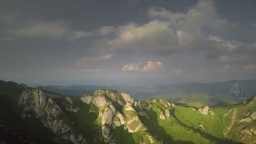 Epische Berge und Wolken