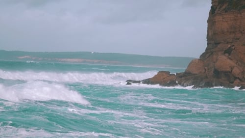 Große Meereswellen brechen an Land