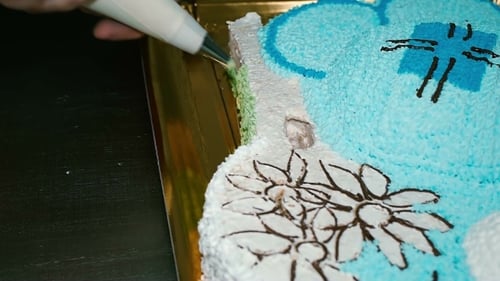 Decorating Mouse Shaped Birthday Cake with Frosting