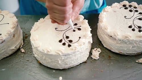 Decorating Cakes with Frosting