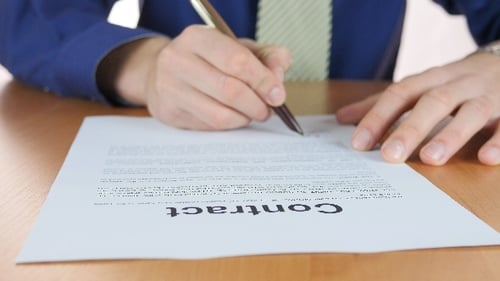 Signature d'un contrat commercial