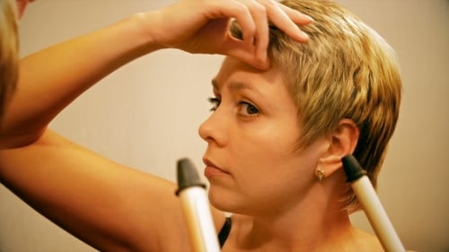 Woman Styles Short Blonde Hair with Curling Iron