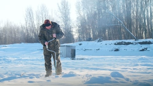 Eisfischer-Bohrer auf dem Wintersee