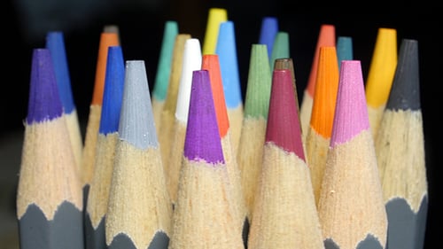 Spitze mit Bleistiften in verschiedenen Farben