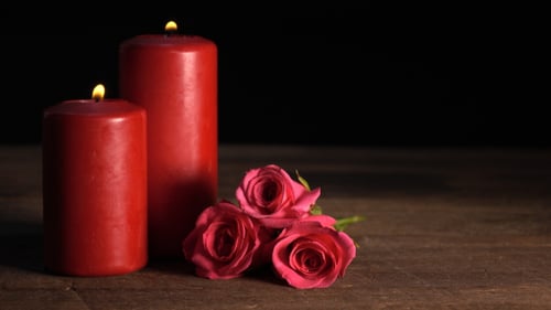 Rose und Kerzen