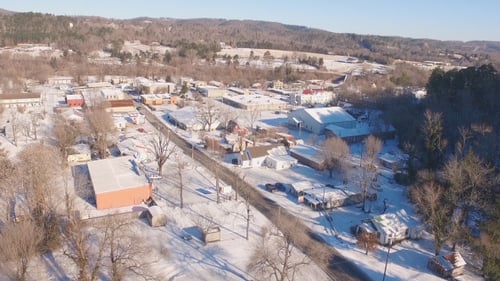 Luftbild einer kleinen Stadt mit Schnee