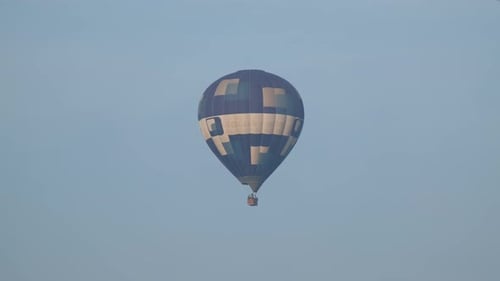Heißluftballon am blauen Himmel fliegen, Reisen, Urlaub, Urlaubskonzept, Transport