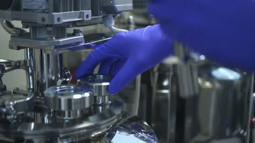 Main de travailleur dans des gants serrant renforcer ajuster l'équipement pharmaceutique Spbd