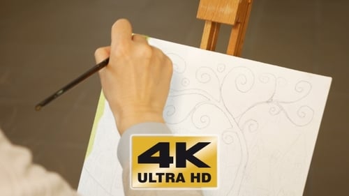 Künstlerin malt Bildkunstwerke im Kunststudio
