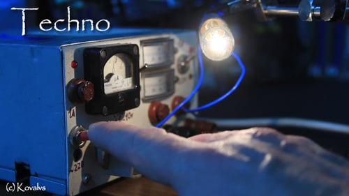 Girando o interruptor da luz.