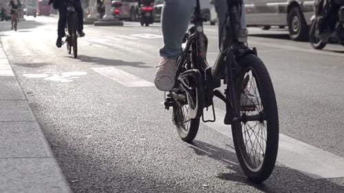 Ciclistas na rua da cidade