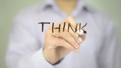 Think, Man schreibt auf transparentem Bildschirm