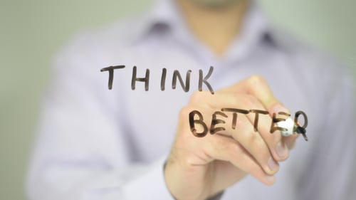 Think Better, Mann schreibt auf transparentem Bildschirm