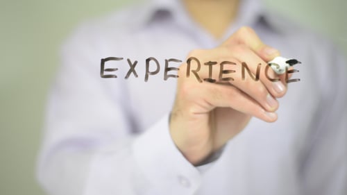 Experiencia, hombre escribiendo en pantalla transparente