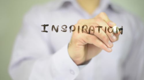 Inspiration, Mann schreibt auf transparentem Bildschirm