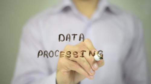 Procesamiento de datos, hombre escribiendo en pantalla transparente