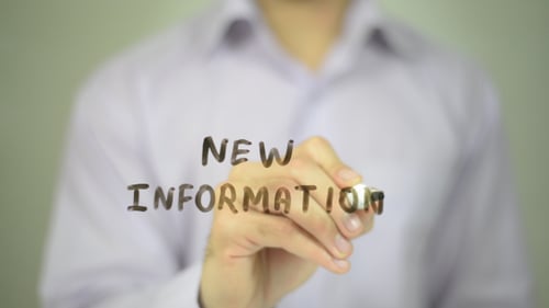 Neue Informationen, Mann schreibt auf transparentem Bildschirm