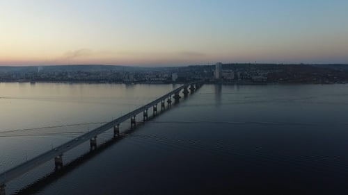 Über die Brücke fliegen