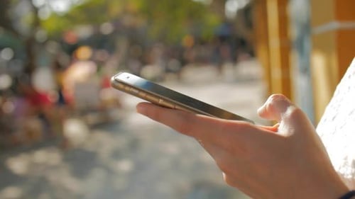 Frauen nutzen Smartphone