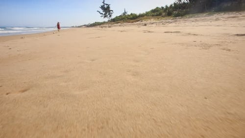 Pegadas deixadas na areia molhada
