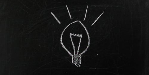 Idee. Mit Kreide gezeichnete Glühbirne auf einer Tafel.