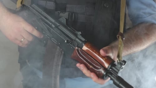 Ein Polizist mit einem Maschinengewehr