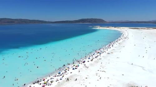 Menschen schwimmen im Urlaub am weißen Sandstrand des klaren tropischen türkisfarbenen hellblauen Meeres
