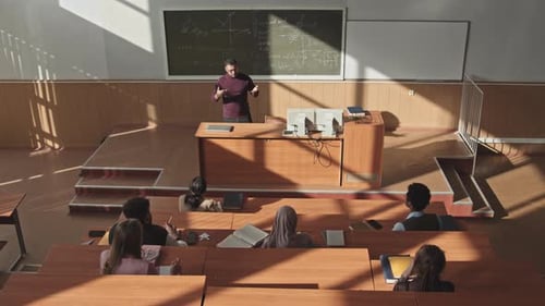 Vista superior de los estudiantes que tienen una lección de matemáticas en un gran auditorio