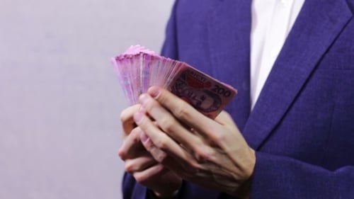 Homme d'affaires compte l'argent en mains