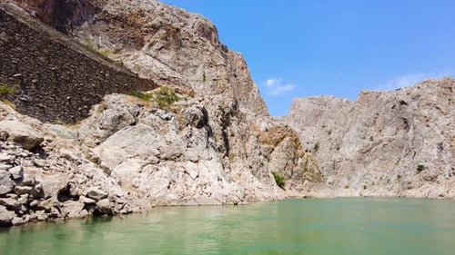 Riesige steile Klippen Magischer Canyon am Euphrat Dramatisches geologisches Wunder