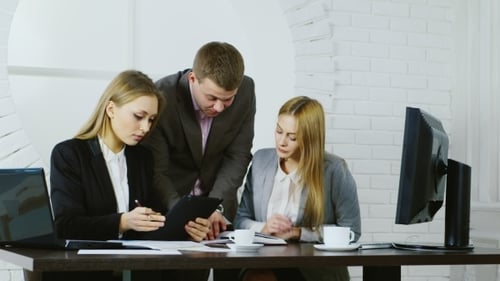 Équipe d'affaires au travail, sur le fond de la fenêtre ronde