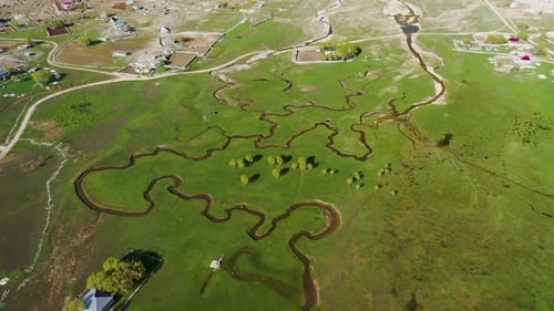 Une prairie verdoyante dans les montagnes de Turquie filmée sur un Drone