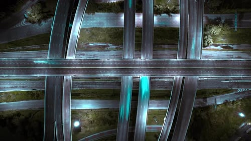 Vue aérienne d'un mouvement rapide au-dessus de l'échangeur et de la route à plusieurs jonctions