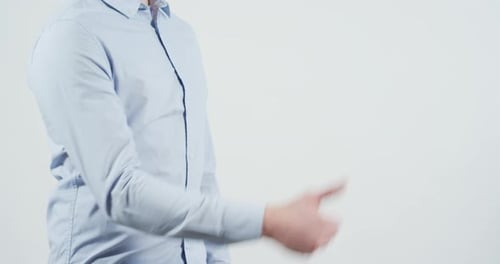 Mann gibt Daumen hoch