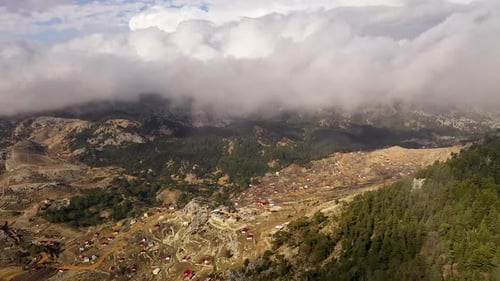 Sentez-vous comme un oiseau survolant les nuages, tirez sur Drone