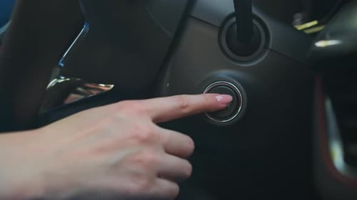 Nahaufnahme Frau Hand drücken den Knopf Motor starten im Auto
