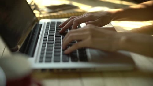 Programmierer arbeitet