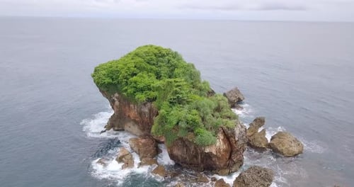 a água do mar parece azul com algumas pequenas pedras visíveis. vista superior das ondas quebrando nas rochas. Drone s