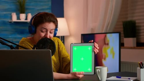 Influencer Holding Tablet avec écran vert