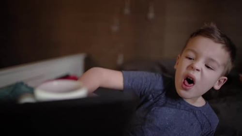 Criança doente com tosse se levantando